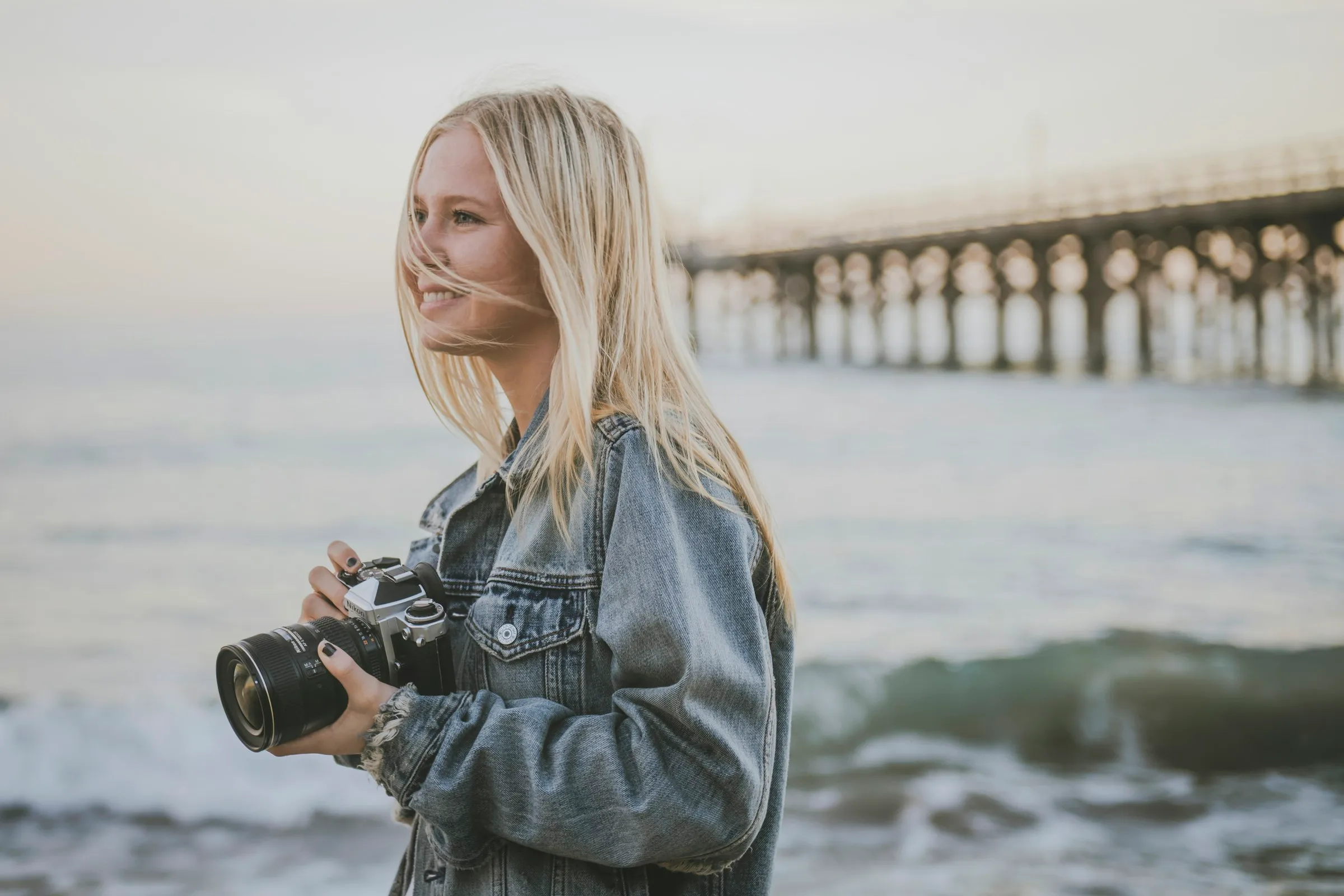 Sofia Alvim with her camera on the coast
