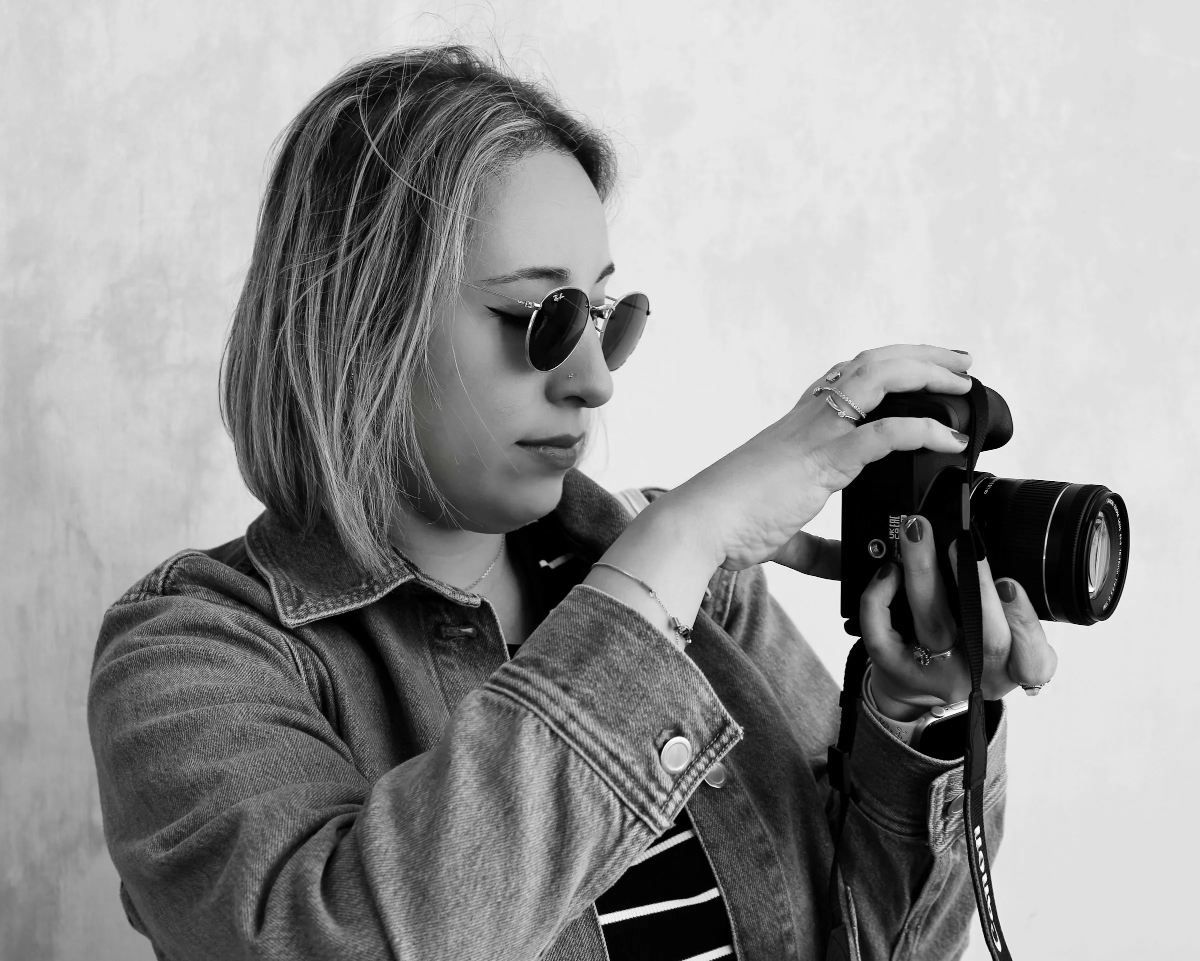 Sofia Alvim adjusting her camera