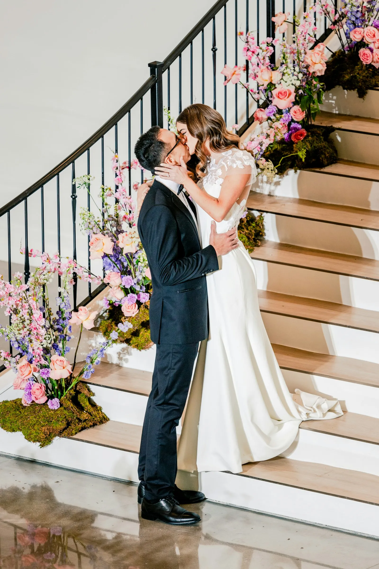 A kiss on the staircase