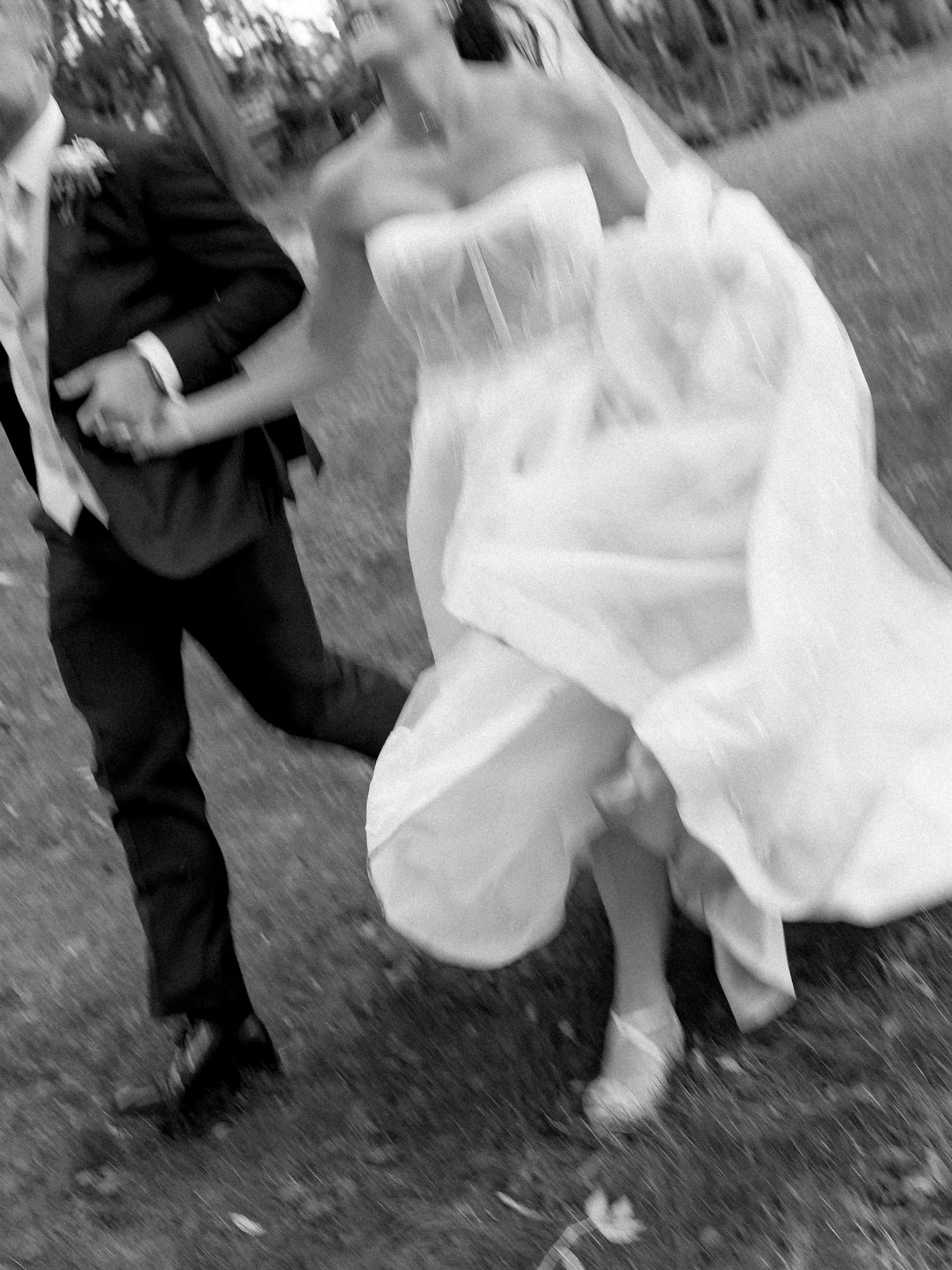 Inês and Tomás running, a blur of dress and laughter
