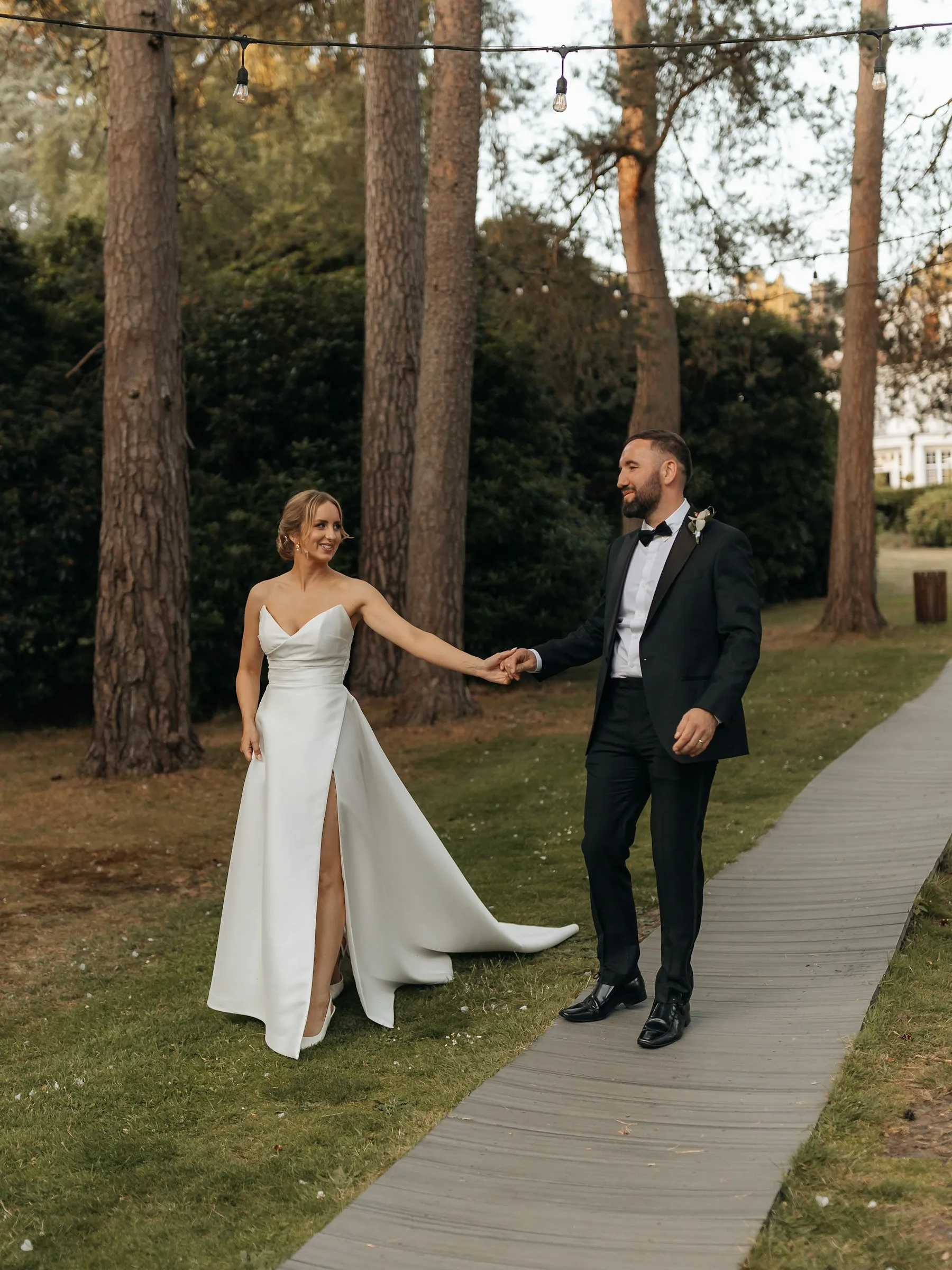 Inês and Tomás on a path between pine trees